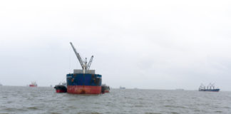 বহির্নোঙরে পণ্য খালাসের নেপথ্যে শিপ হ্যান্ডলিং অপারেটর