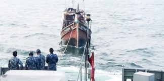 বঙ্গোপসাগরে ৮ দিন ভেসে থাকা বোট থেকে ১৪ জেলেকে উদ্ধার করেছে নৌবাহিনী