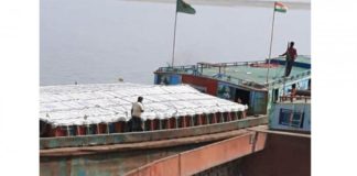 ভারতের উদ্দেশ্যে চিলমারী নৌবন্দর ছেড়ে গেল পণ্যবাহী প্রথম নৌযান