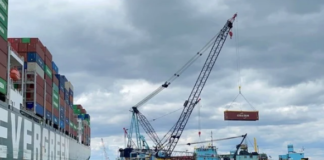 এভার ফরোয়ার্ডের ওজন কমাতে কনটেইনার সরিয়ে নেওয়া হচ্ছে