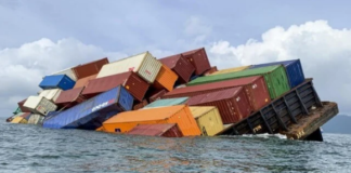উত্তাল আবহাওয়ায় বার্জ থেকে কনটেইনার সাগরে পড়ে গেছে ইন্দোনেশিয়ায়