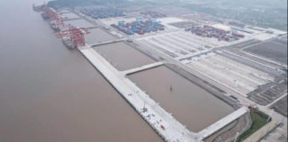 নিংবো ঝৌশান বন্দরে কনটেইনার হ্যান্ডলিংয়ে উল্লম্ফন