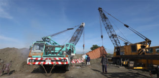 চট্টগ্রাম বন্দরে পড়ে থাকা নিলাম অযোগ্য পণ্য ধ্বংসের কার্যক্রম শুরু