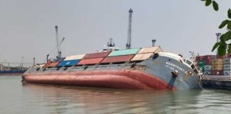 কলকাতায় ডুবে যাওয়া জাহাজ ও কনটেইনার উদ্ধার