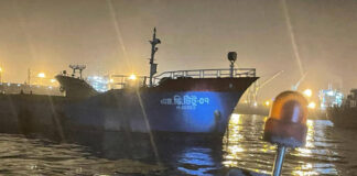 লাইটার জাহাজ থেকে স্ক্র্যাপ চুরির সময় ১২ জন গ্রেফতার