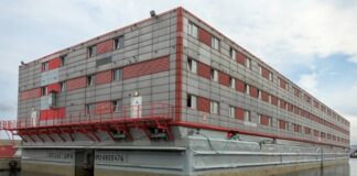 স্বাস্থ্যগত ঝুঁকির কারণে বার্জ থেকে অভিবাসন প্রত্যাশীদের সরিয়ে নিয়েছে যুক্তরাজ্য