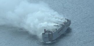 নেদারল্যান্ডস উপকূলে গাড়িবাহী জাহাজে আগুন, নিহত ১