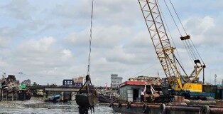 চট্টগ্রাম বন্দরের নিয়মিত ড্রেজিং কর্ণফুলীর নাব্যতা রক্ষার পাশাপাশি ভূমিকা রাখছে নগরীর জলাবদ্ধতা নিরসণেও