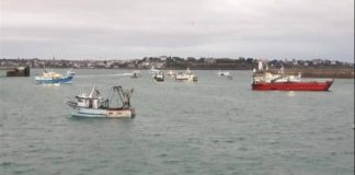 লাইসেন্স বিরোধ নিষ্পত্তির জন্য ফরাসি জেলেদের ইংলিশ চ্যানেল অবরোধ