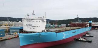 পানিতে ভাসল মায়েরস্কের নতুন মিথানল-চালিত কনটেইনার জাহাজ